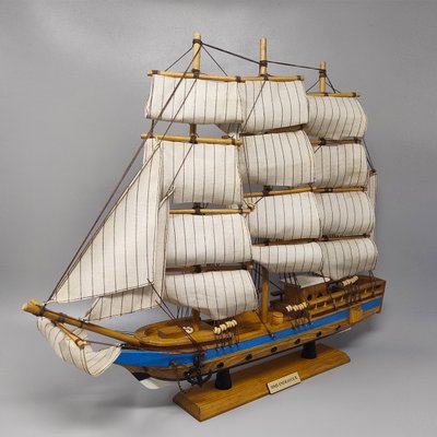 Superbe maquette du HMS Endeavour des années 1970. Fabriquée à la main en Angleterre.
