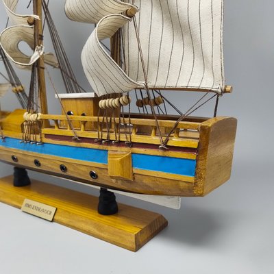 Superbe maquette du HMS Endeavour des années 1970. Fabriquée à la main en Angleterre.