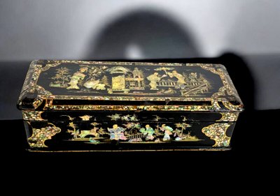 NAPOLEON III PERIOD BOX IN BURGAUTÉ LACQUER, PADDED ON THE INSIDE
