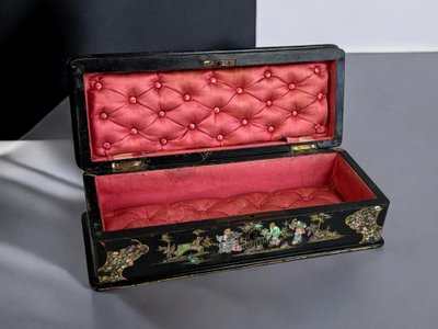 NAPOLEON III PERIOD BOX IN BURGAUTÉ LACQUER, PADDED ON THE INSIDE