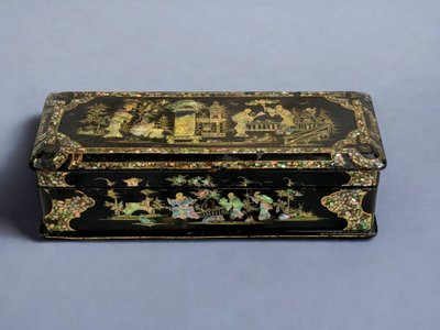 NAPOLEON III PERIOD BOX IN BURGAUTÉ LACQUER, PADDED ON THE INSIDE