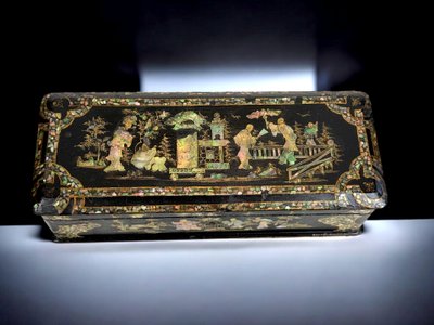 NAPOLEON III PERIOD BOX IN BURGAUTÉ LACQUER, PADDED ON THE INSIDE