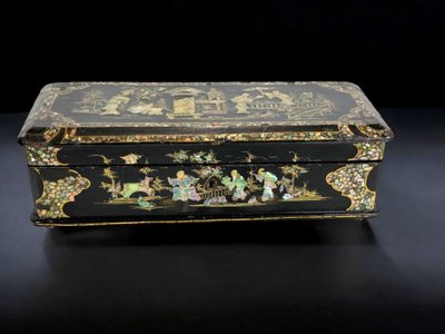 NAPOLEON III PERIOD BOX IN BURGAUTÉ LACQUER, PADDED ON THE INSIDE