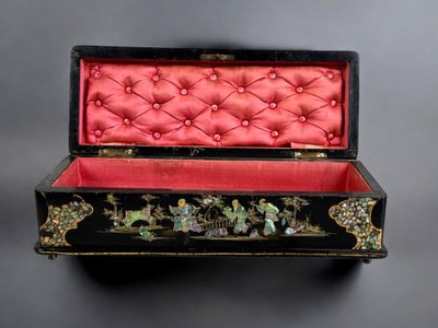 NAPOLEON III PERIOD BOX IN BURGAUTÉ LACQUER, PADDED ON THE INSIDE