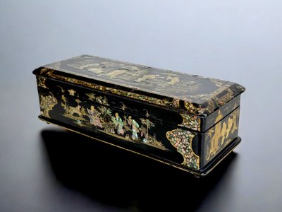 NAPOLEON III PERIOD BOX IN BURGAUTÉ LACQUER, PADDED ON THE INSIDE