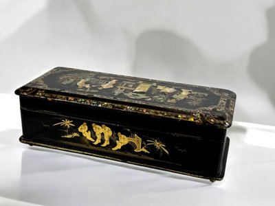 NAPOLEON III PERIOD BOX IN BURGAUTÉ LACQUER, PADDED ON THE INSIDE
