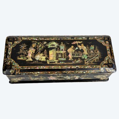 NAPOLEON III PERIOD BOX IN BURGAUTÉ LACQUER, PADDED ON THE INSIDE