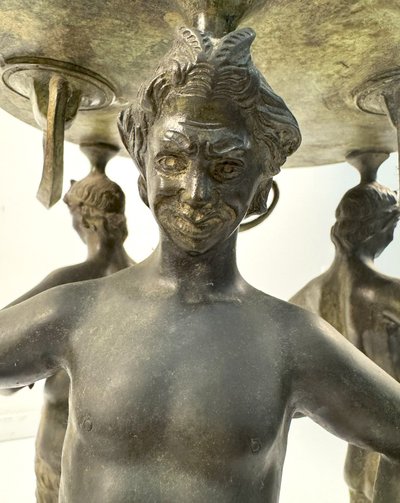 Pot de fleurs en bronze bruni, XIXe siècle