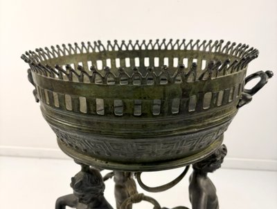 Pot de fleurs en bronze bruni, XIXe siècle