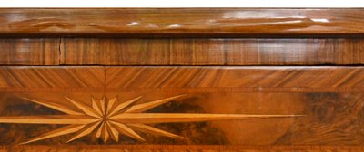Comò in stile Luigi XVI intarsiato con decorazione a rose dei venti