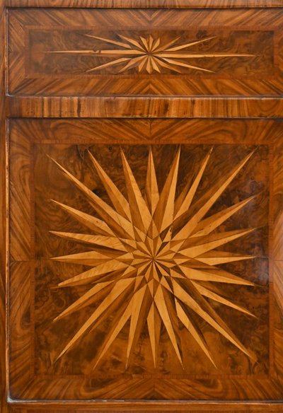Comò in stile Luigi XVI intarsiato con decorazione a rose dei venti