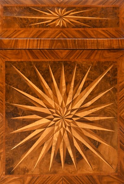 Comò in stile Luigi XVI intarsiato con decorazione a rose dei venti