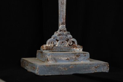 Coppia di basi per lampade in ghisa laccata blu e bianca