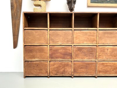 Meuble de métier ancien à 24 casiers