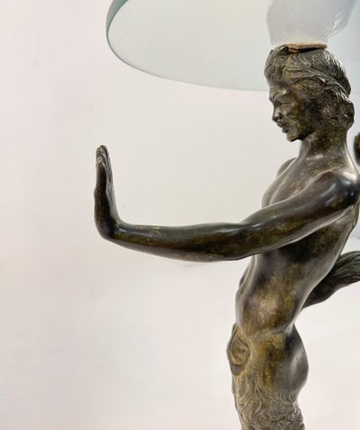 Table basse avec piétement tripode en bronze, XXe siècle