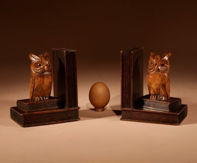  Paire de serre-livres sculptés en forme de hibou, Forêt-Noire, vers 1900-1920.