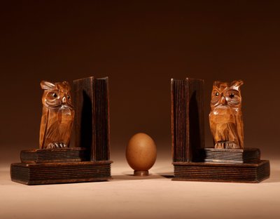  Paire de serre-livres sculptés en forme de hibou, Forêt-Noire, vers 1900-1920.