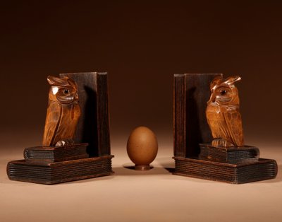  Paire de serre-livres sculptés en forme de hibou, Forêt-Noire, vers 1900-1920.