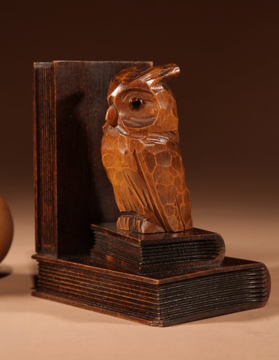  Paire de serre-livres sculptés en forme de hibou, Forêt-Noire, vers 1900-1920.