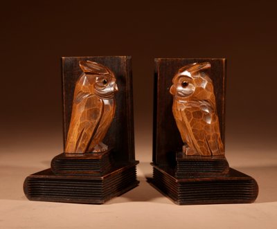  Paire de serre-livres sculptés en forme de hibou, Forêt-Noire, vers 1900-1920.