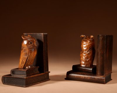  Paire de serre-livres sculptés en forme de hibou, Forêt-Noire, vers 1900-1920.