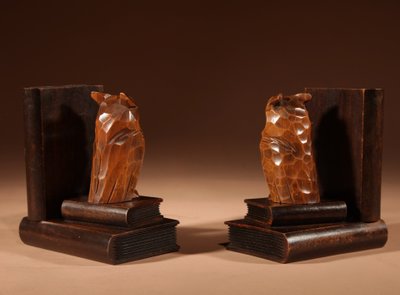  Paire de serre-livres sculptés en forme de hibou, Forêt-Noire, vers 1900-1920.