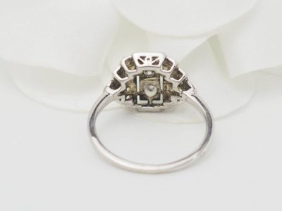 Anello Art Déco in oro bianco, platino e diamanti