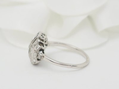 Anello Art Déco in oro bianco, platino e diamanti