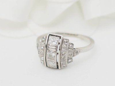 Anello Art Déco in oro bianco, platino e diamanti