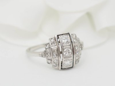 Anello Art Déco in oro bianco, platino e diamanti
