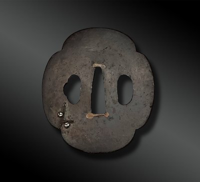 MONTATURA composta da un KOZUKA, una coppia di MENUKI e uno TSUBA - Giappone - Periodo Edo (1603-1868)