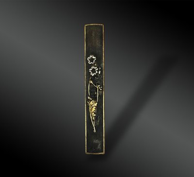 MONTATURA composta da un KOZUKA, una coppia di MENUKI e uno TSUBA - Giappone - Periodo Edo (1603-1868)