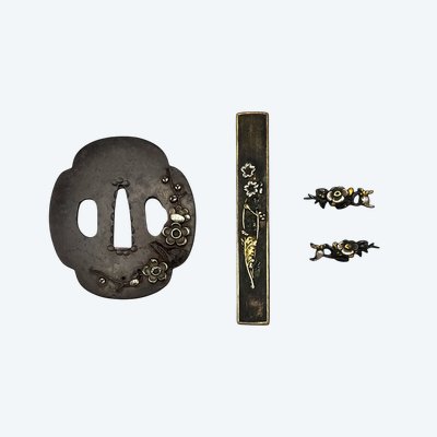 MONTATURA composta da un KOZUKA, una coppia di MENUKI e uno TSUBA - Giappone - Periodo Edo (1603-1868)