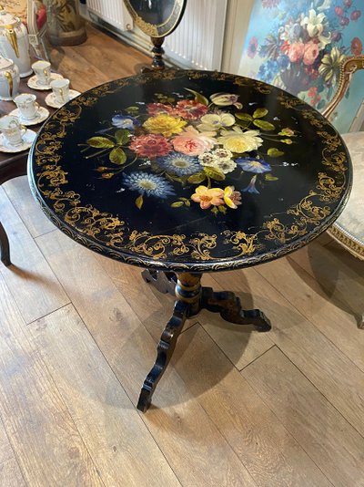 Napoleon III tilting pedestal table, decorated with a bouquet of flowers on a black lacquered background
