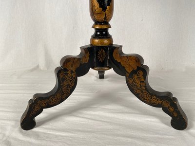 Napoleon III tilting pedestal table, decorated with a bouquet of flowers on a black lacquered background