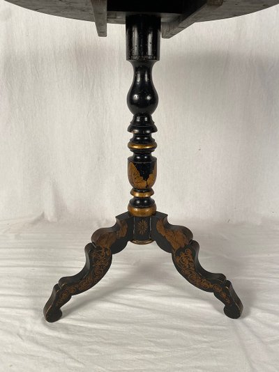 Napoleon III tilting pedestal table, decorated with a bouquet of flowers on a black lacquered background