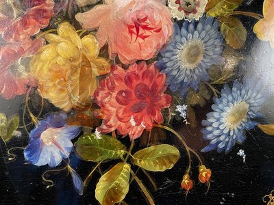 Napoleon III tilting pedestal table, decorated with a bouquet of flowers on a black lacquered background