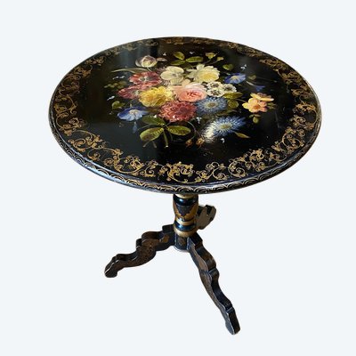 Napoleon III tilting pedestal table, decorated with a bouquet of flowers on a black lacquered background