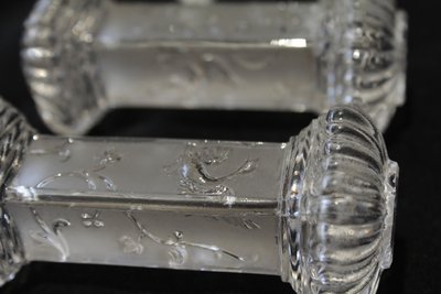 6 poggiacoltelli in vetro stampato con uccelli e volute, stile giapponese, circa 1900