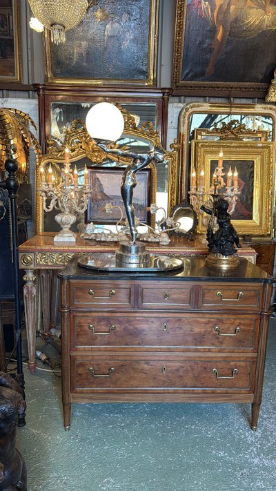 Cassettiera in stile Luigi XVI in mogano, piano in marmo nero.