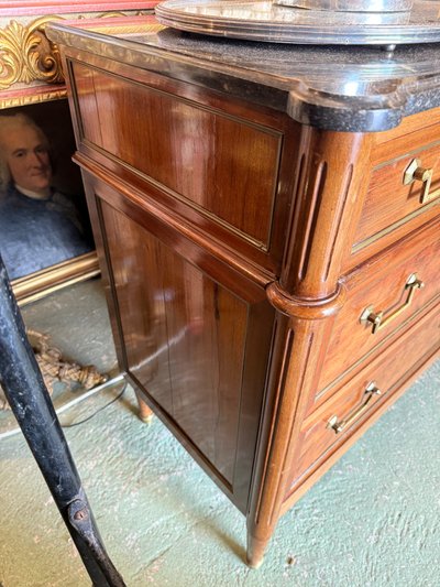 Cassettiera in stile Luigi XVI in mogano, piano in marmo nero.