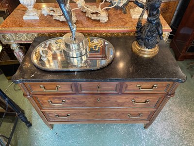 Cassettiera in stile Luigi XVI in mogano, piano in marmo nero.
