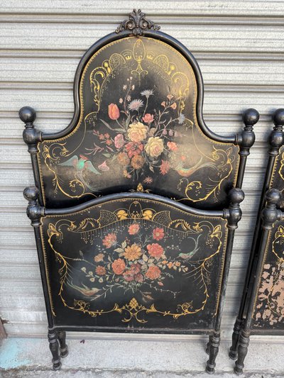 Coppia di letti gemelli in lamiera nera del XIX secolo, decorati con fiori dipinti, periodo Napoleone III