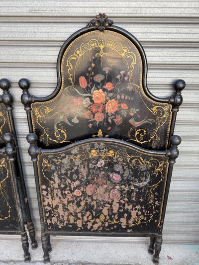 Coppia di letti gemelli in lamiera nera del XIX secolo, decorati con fiori dipinti, periodo Napoleone III