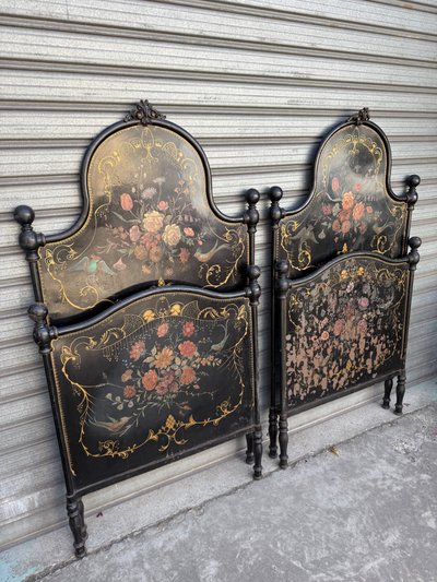 Coppia di letti gemelli in lamiera nera del XIX secolo, decorati con fiori dipinti, periodo Napoleone III