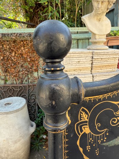 Coppia di letti gemelli in lamiera nera del XIX secolo, decorati con fiori dipinti, periodo Napoleone III