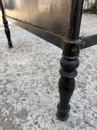 Coppia di letti gemelli in lamiera nera del XIX secolo, decorati con fiori dipinti, periodo Napoleone III