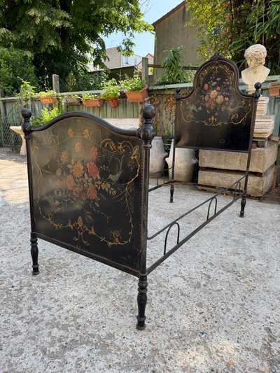 Coppia di letti gemelli in lamiera nera del XIX secolo, decorati con fiori dipinti, periodo Napoleone III