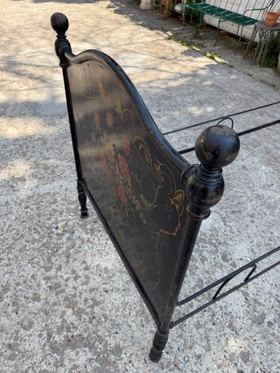 Coppia di letti gemelli in lamiera nera del XIX secolo, decorati con fiori dipinti, periodo Napoleone III