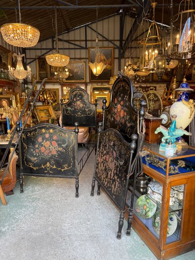 Coppia di letti gemelli in lamiera nera del XIX secolo, decorati con fiori dipinti, periodo Napoleone III